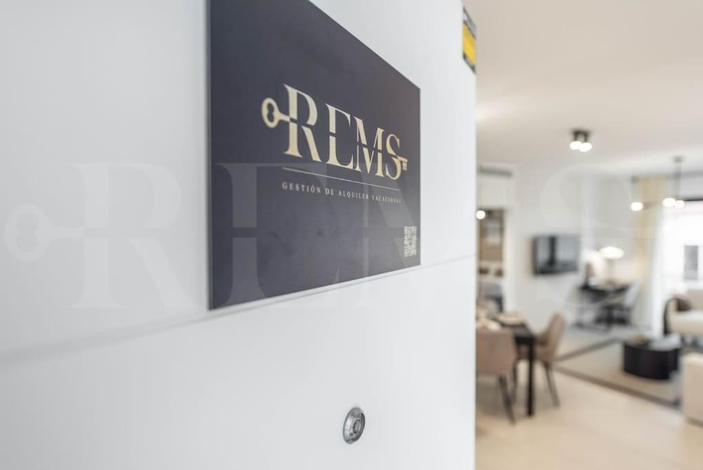 Modern Apartment With Patio & Parking By Rems Malaga Luaran gambar