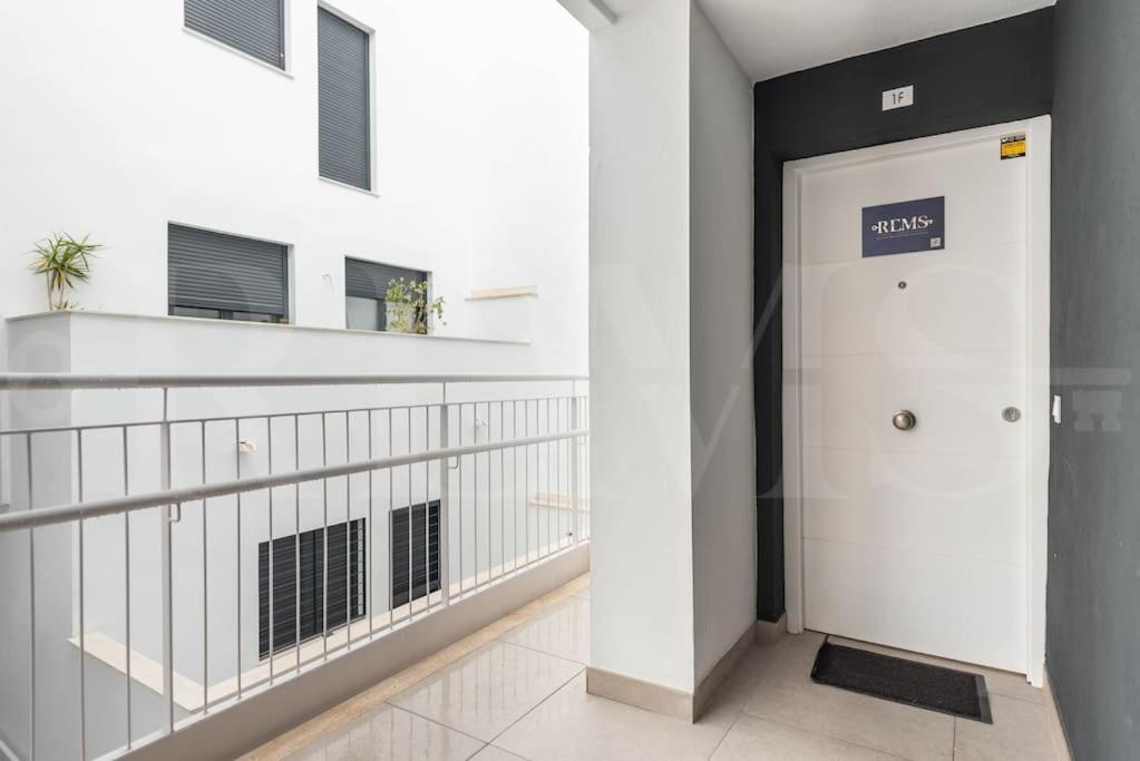 Modern Apartment With Patio & Parking By Rems Malaga Luaran gambar